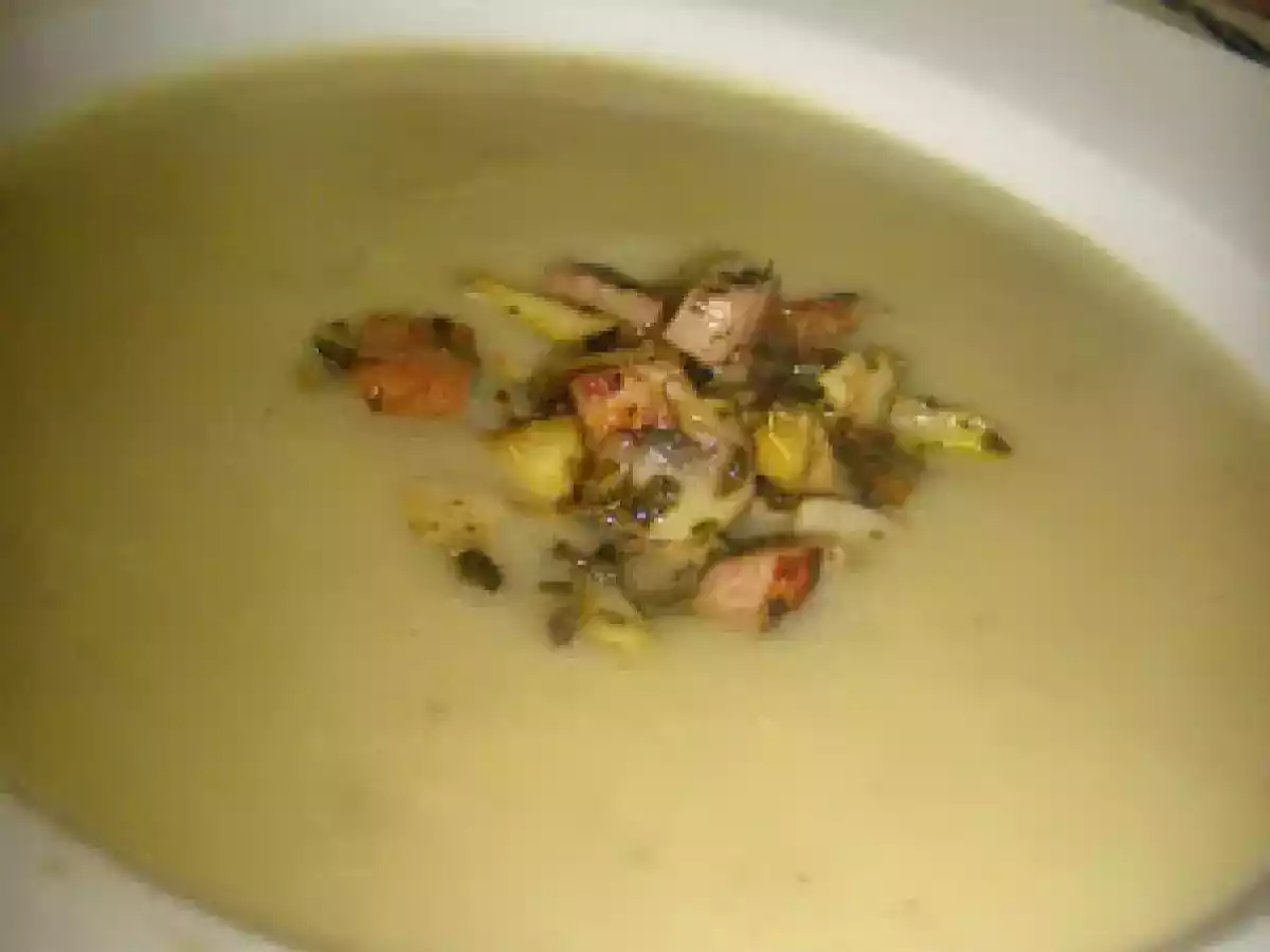 Creme de cogumelos com salteado de bacon e ervas