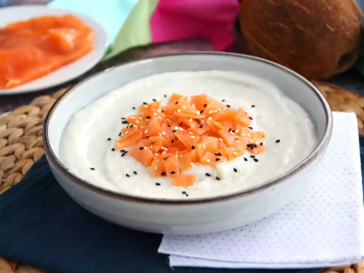 Creme de couve flor, coco et salmão fumado (defumado)