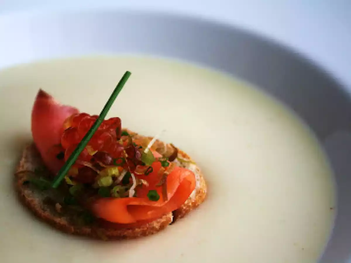 Creme de Couve-flor com Salmão Defumado e Ovas de Salmão