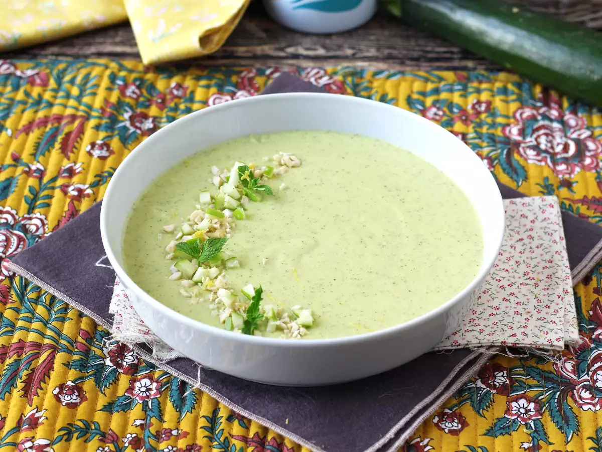 Creme de curgete (abobrinha) com maçã verde e iogurte pronta em 30 minutos
