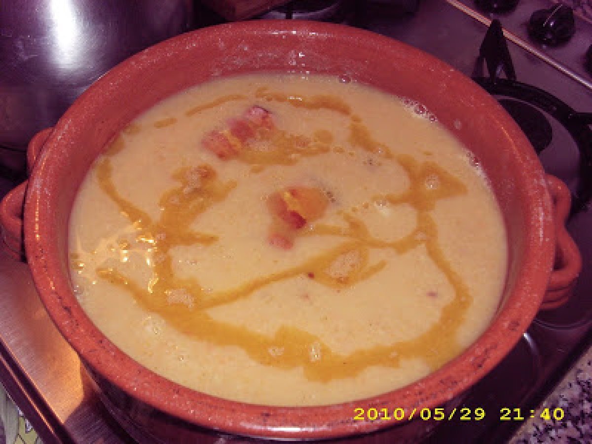 Creme de ervilhas tortas, galinha e bacon