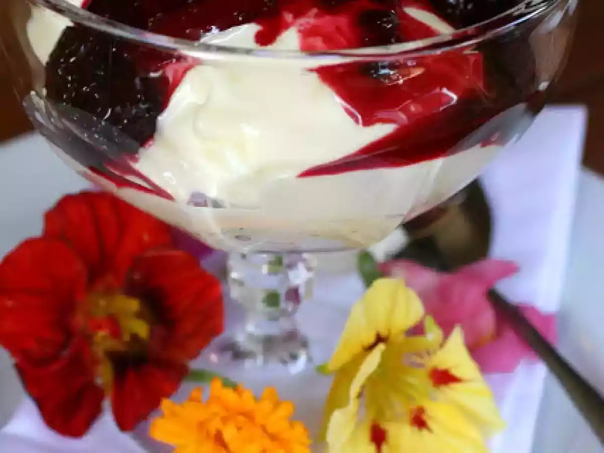 Creme de Limão Siciliano com Calda de Frutas Vermelhas e Vinho Branco