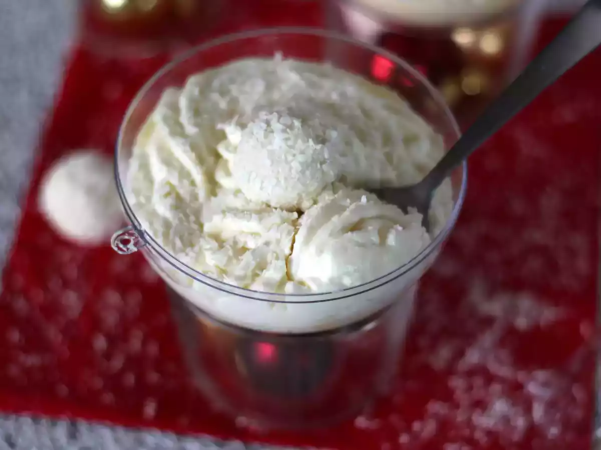 Creme Raffaello servido em bola de Natal - foto 2