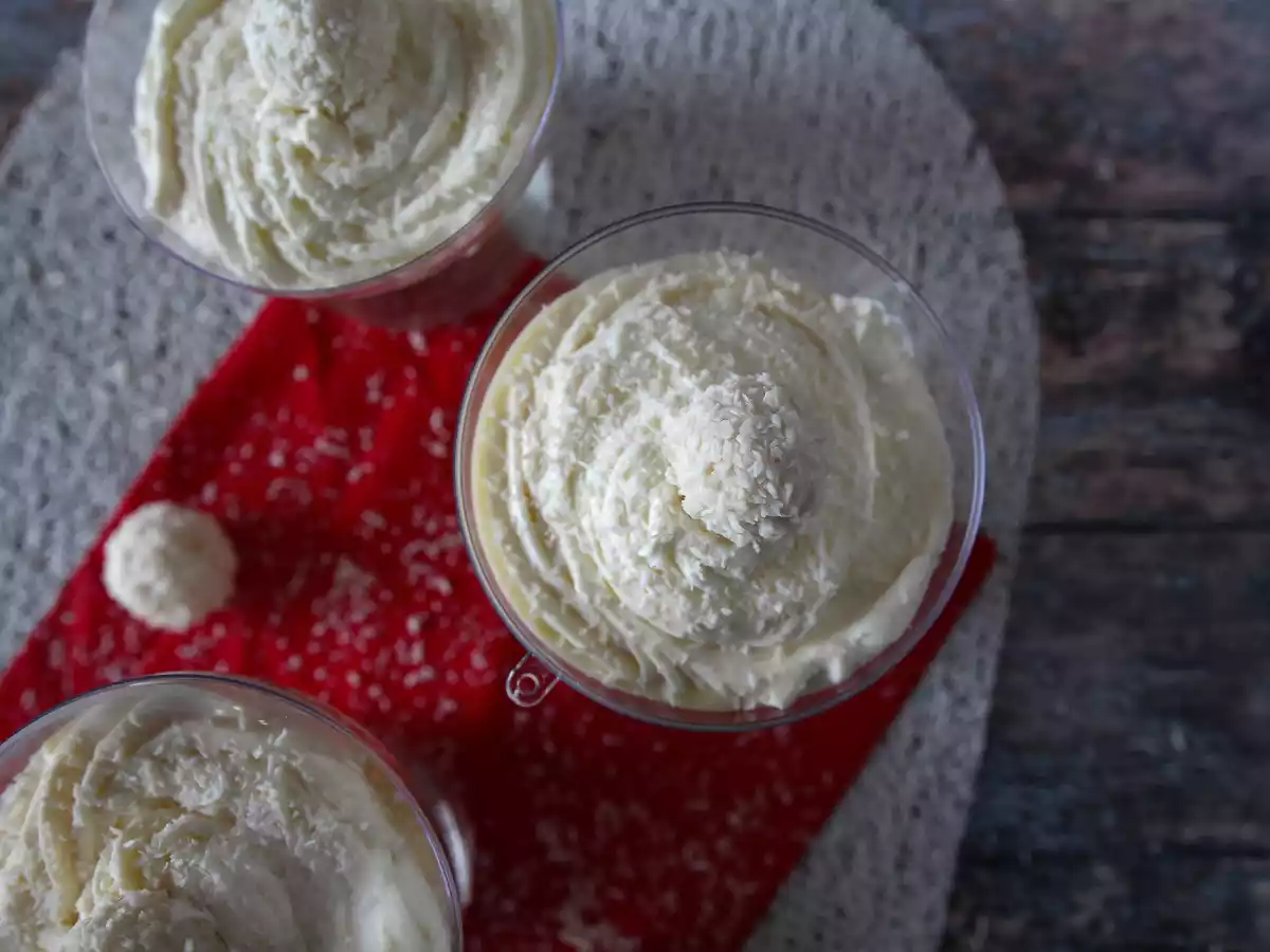 Creme Raffaello servido em bola de Natal - foto 4