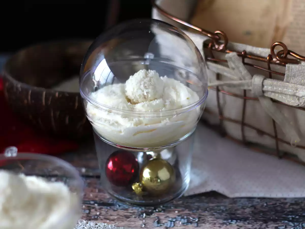 Creme Raffaello servido em bola de Natal - foto 6