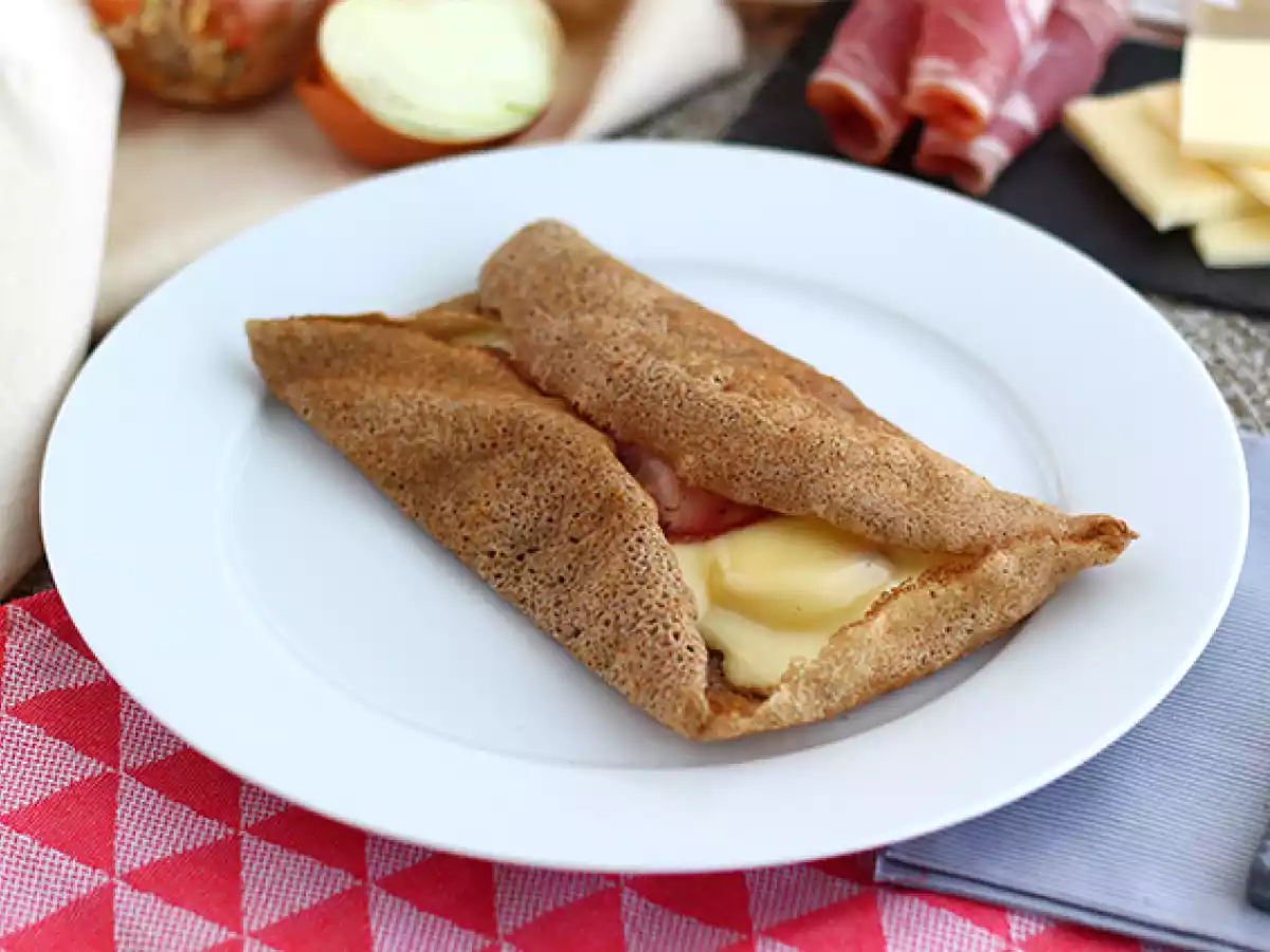 Crepe de trigo sarraceno (com cebola, queijo, batata e salame)