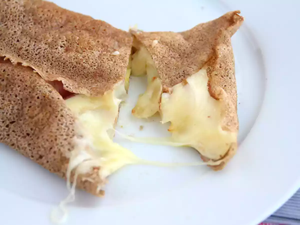 Crepe de trigo sarraceno (com cebola, queijo, batata e salame) - foto 3