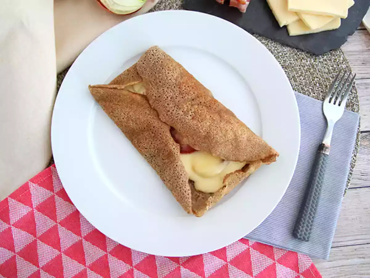 Crepe de trigo sarraceno (com cebola, queijo, batata e salame) - foto 4