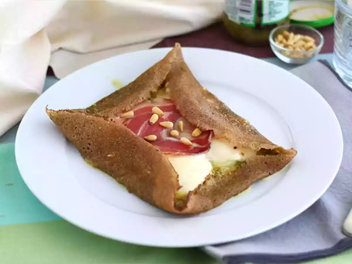 Crepe salgado à italiana (molho pesto e mozzarella)