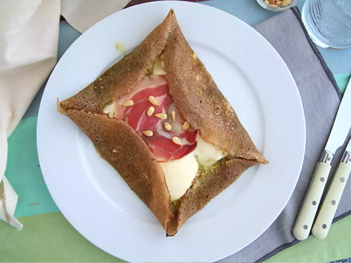 Crepe salgado à italiana (molho pesto e mozzarella) - foto 2