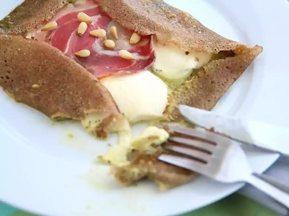 Crepe salgado à italiana (molho pesto e mozzarella) - foto 3