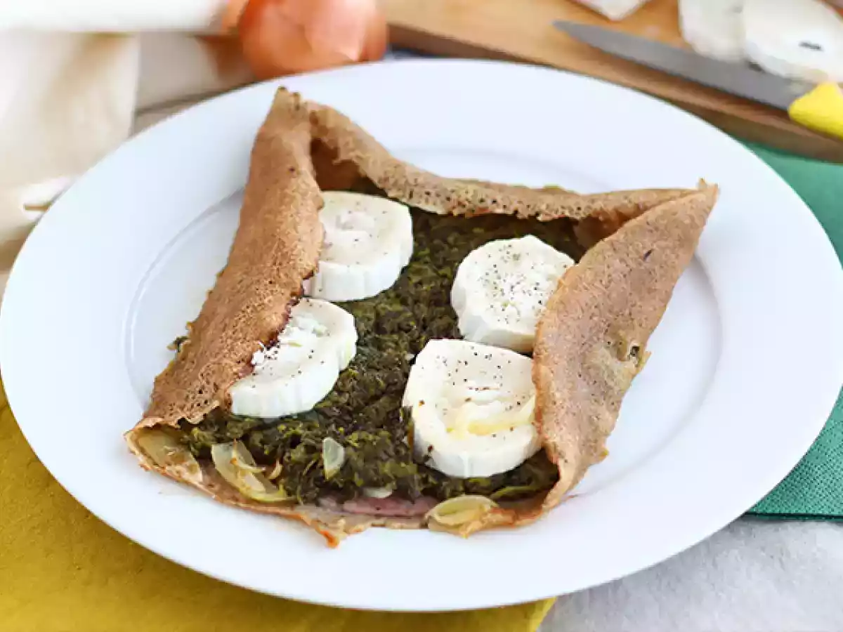 Crepe salgado (galette) com espinafre, fiambre e queijo de cabra