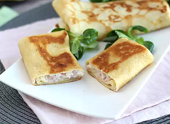 Crepe salgado recheado com béchamel, queijo e presunto