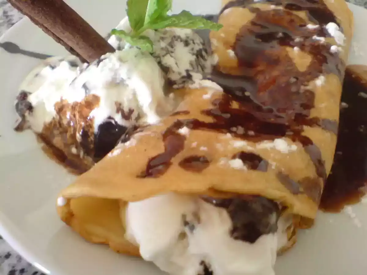 Crepes com gelado de baunilha e chocolate