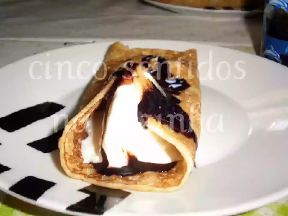 Crepes com gelado de baunilha e topping de chocolate