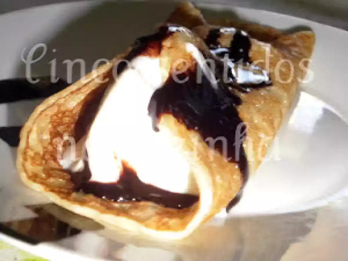 Crepes com gelado de baunilha e topping de chocolate - foto 2
