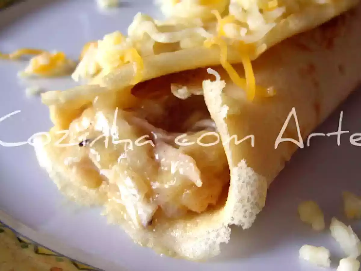 Crepes de frango envolvidos em béchamel