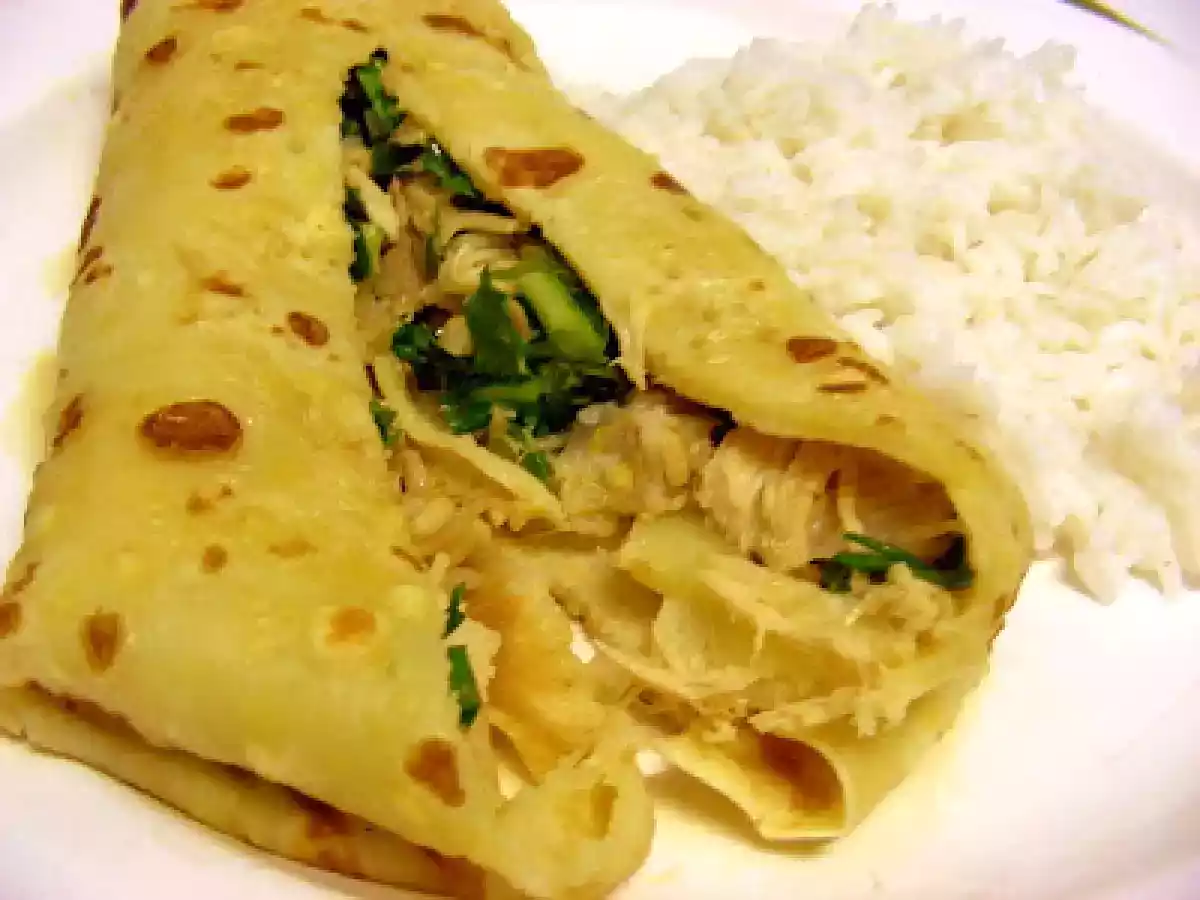 Crepes recheados com frango, couve, bambú, rebentos de soja e queijo