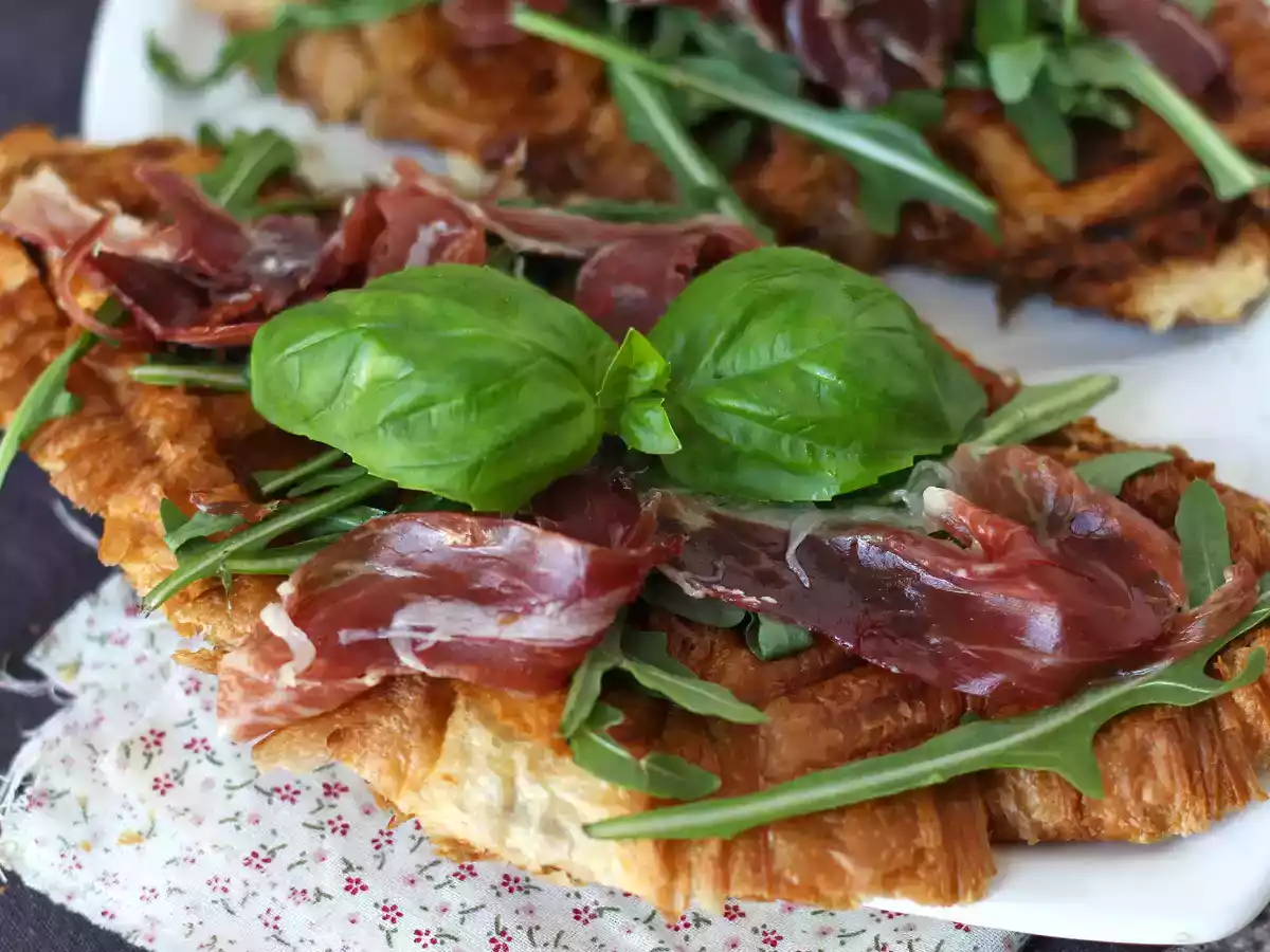 Croffle, o croissant estilo waffle com geleia de figo, queijo de cabra e presunto ibérico
