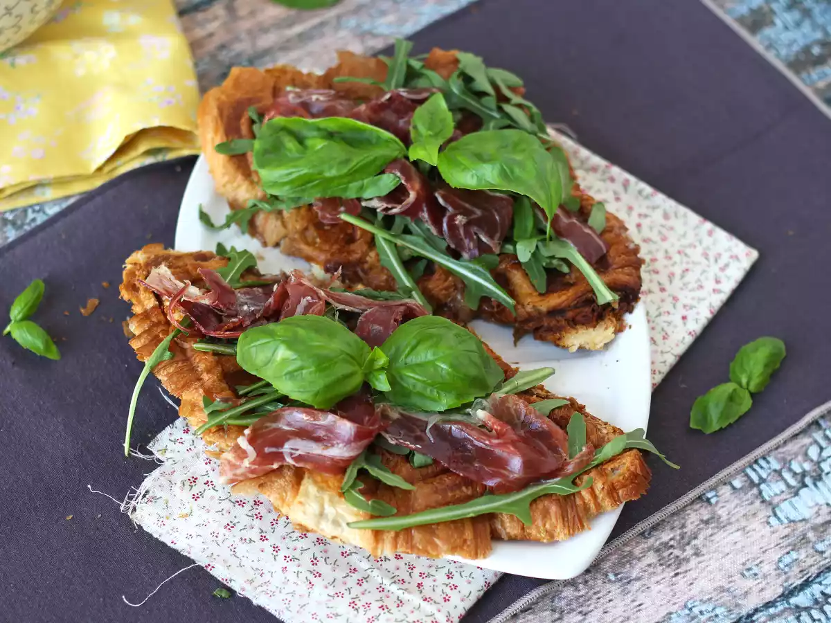 Croffle, o croissant estilo waffle com geleia de figo, queijo de cabra e presunto ibérico - foto 3