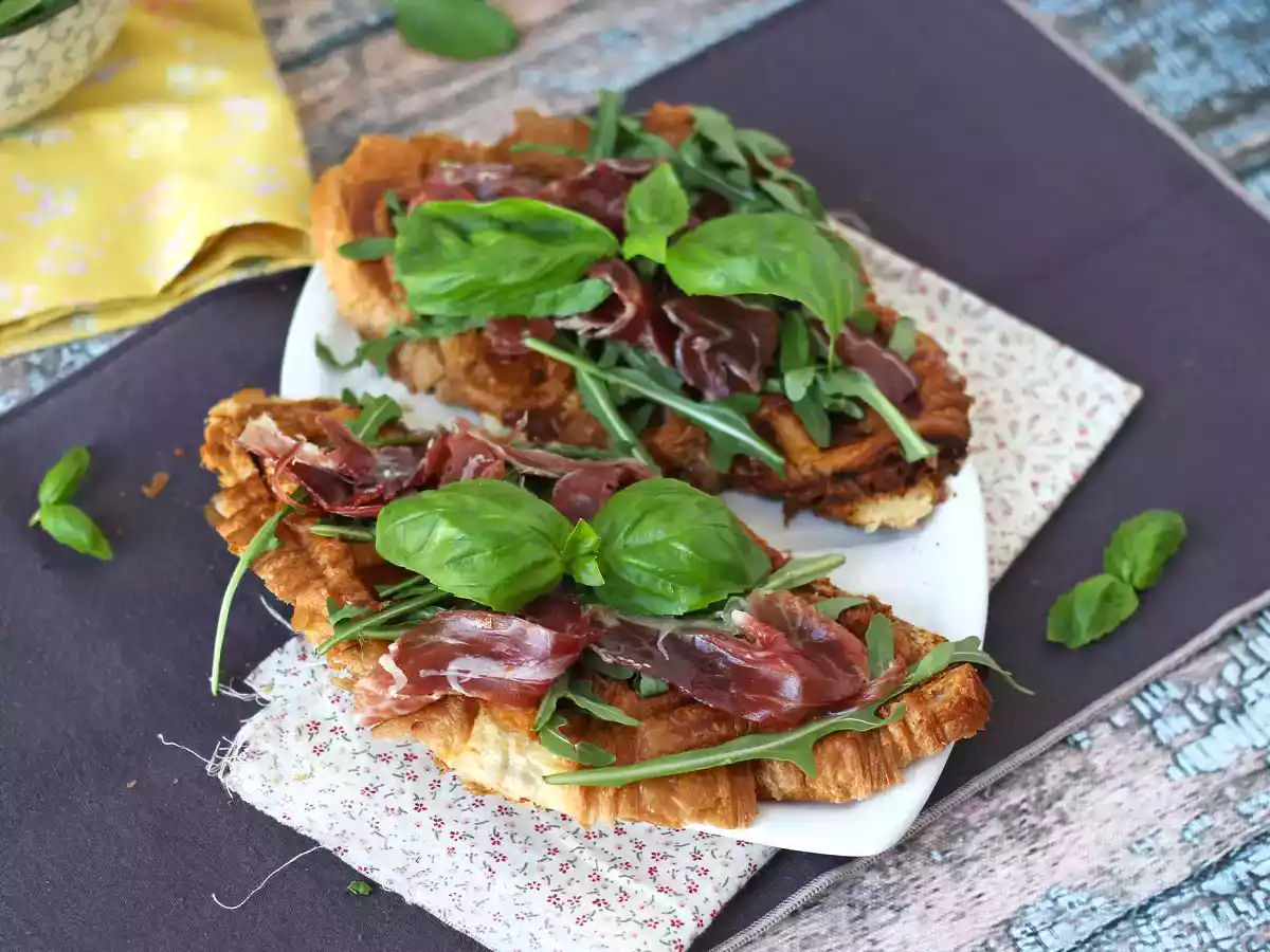 Croffle, o croissant estilo waffle com geleia de figo, queijo de cabra e presunto ibérico - foto 4