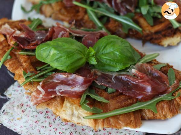 Croffle, o croissant estilo waffle com geleia de figo, queijo de cabra e presunto ibérico