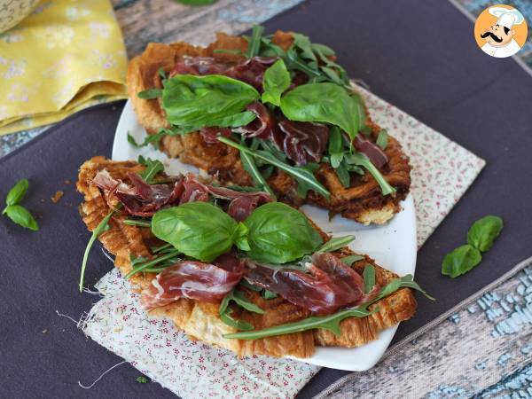 Croffle, o croissant estilo waffle com geleia de figo, queijo de cabra e presunto ibérico - foto 3