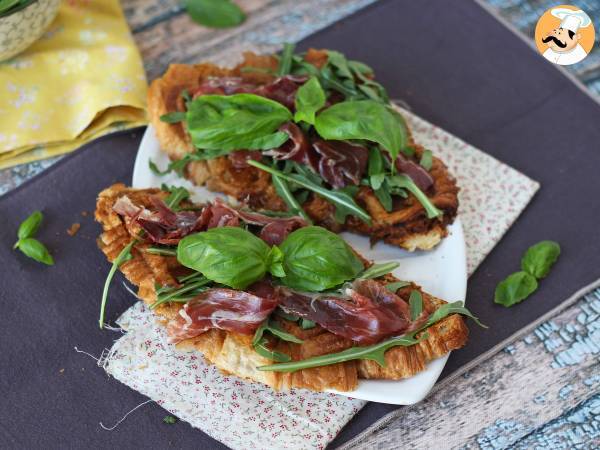 Croffle, o croissant estilo waffle com geleia de figo, queijo de cabra e presunto ibérico - foto 4