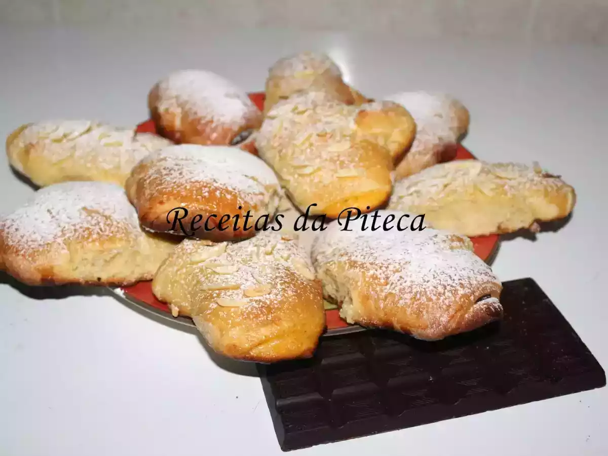 Croissants com doce de ovos e com chocolate