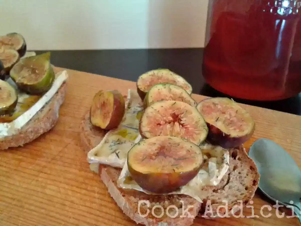 Crostini de queijo azul e figos