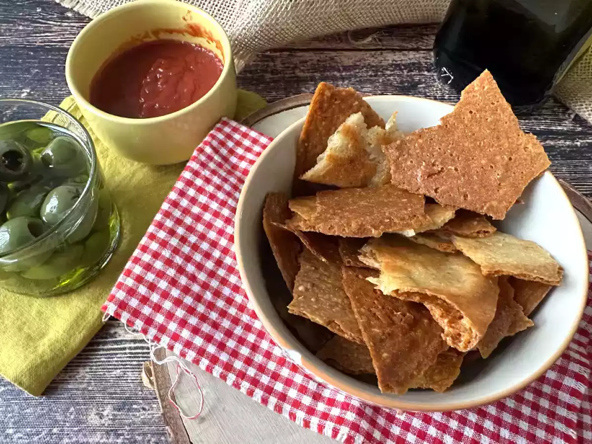 Crostini, o aperitivo de parmesão bem crocante