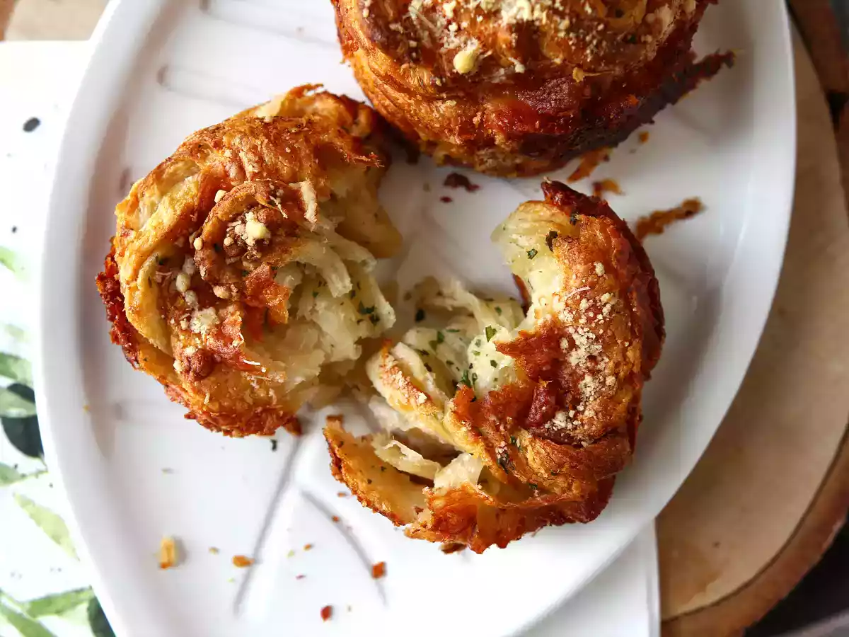 Cruffins salgados, a combinação do croissant e do muffin, sabor queijo