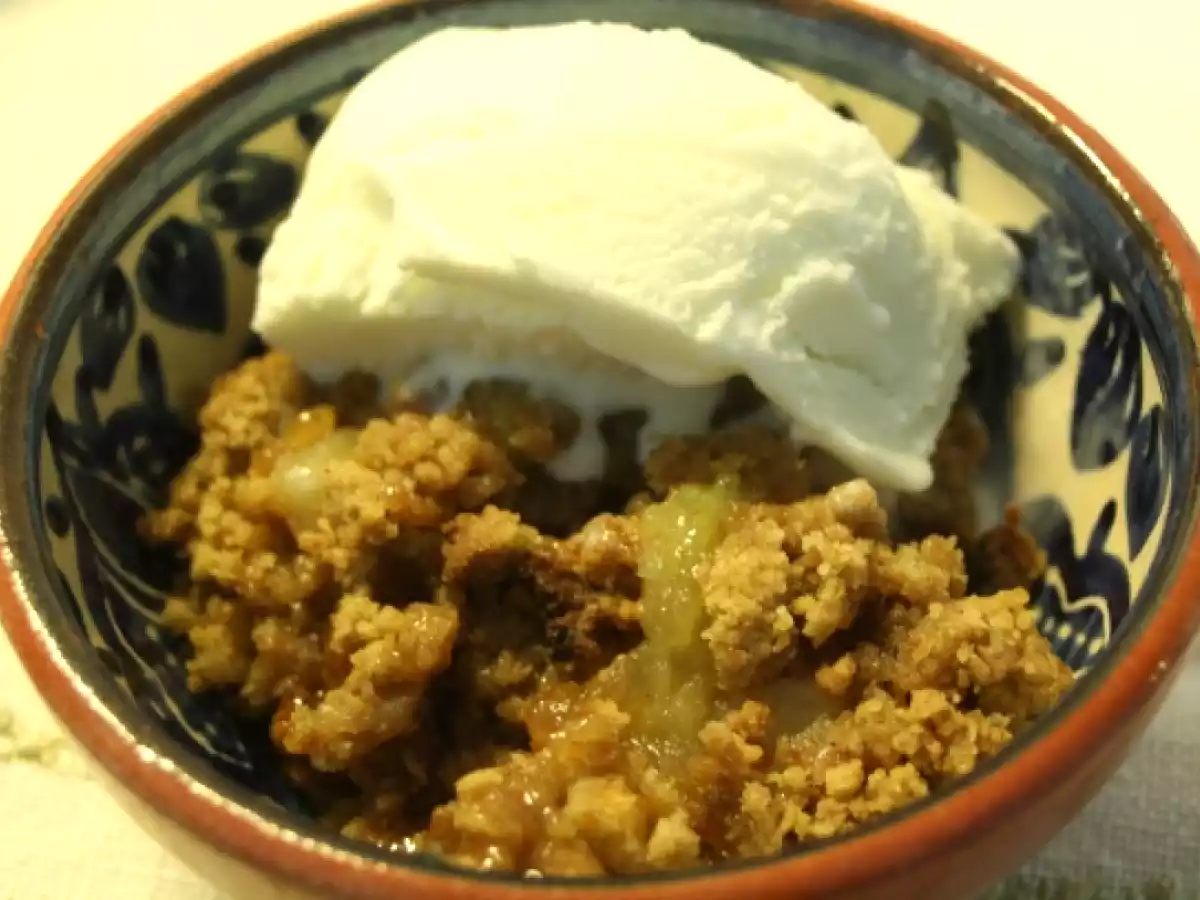 Crumble de maçã com nozes e canela