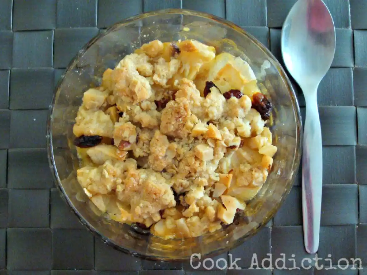 Crumble de maçã com sultanas e bagas goji