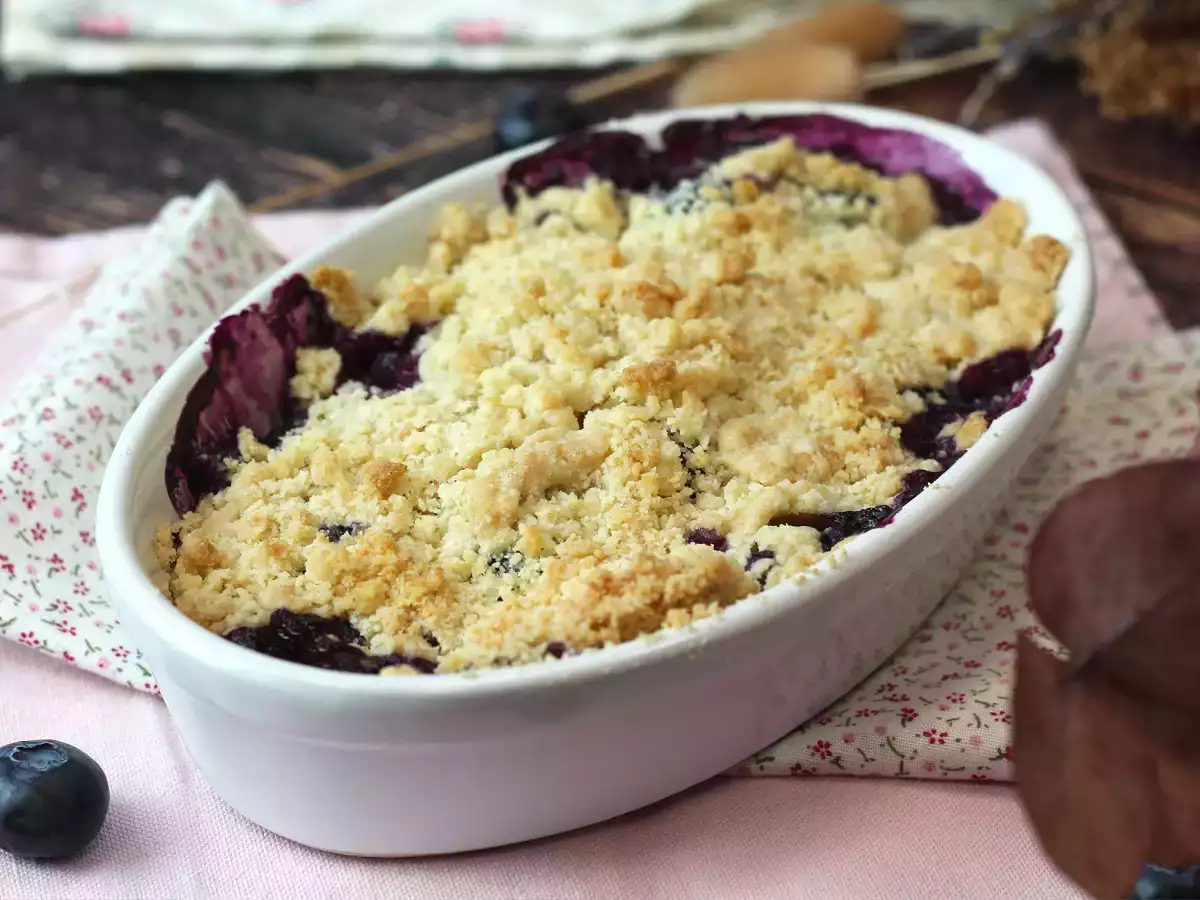 Crumble de mirtilos irresistível: crocante de amêndoas por cima e recheio intensamente suculento - foto 4