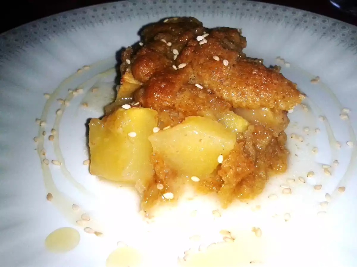 Crumble integral de maçã com molho de mel e sésamo