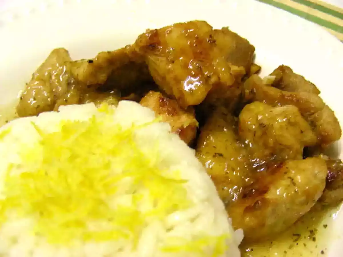 Cubinhos de frango com molho de limão, mel e alecrim