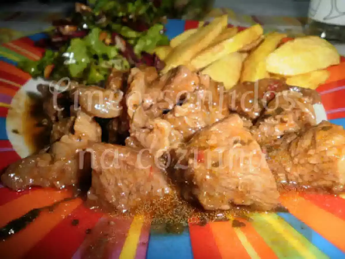 Cubos de carne de vaca estufados com pimento - foto 2