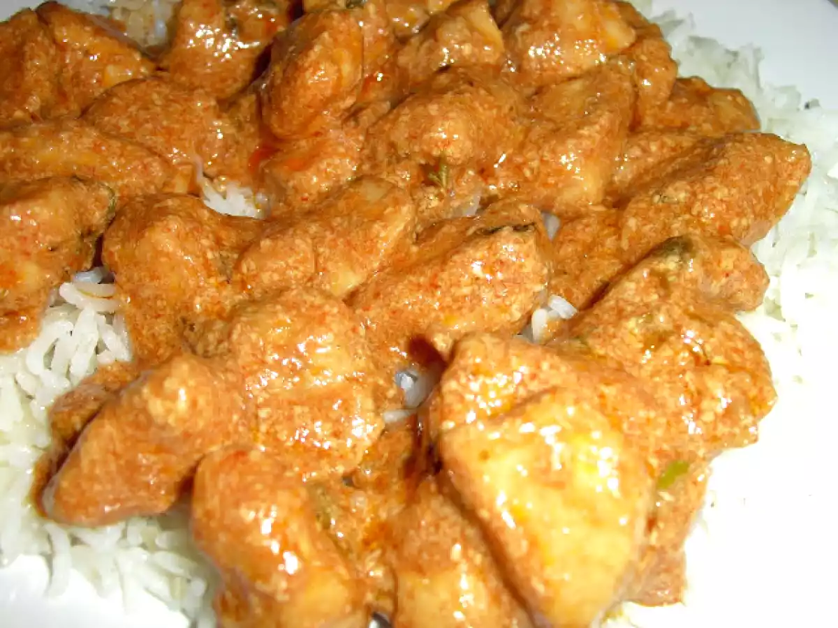 Cubos de frango em molho de iogurte