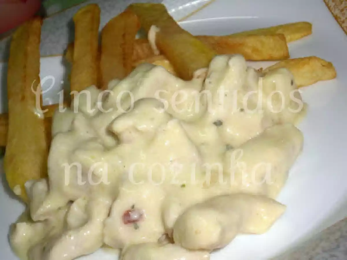 Cubos de frango em molho natas e mostarda de mel e vinagre balsâmico
