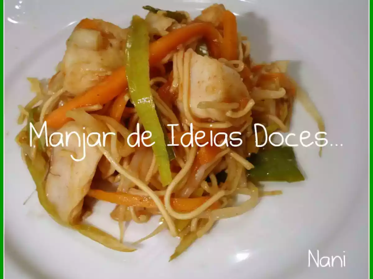 Cubos de Pescada com Massa Chinesa e Juliana de Legumes