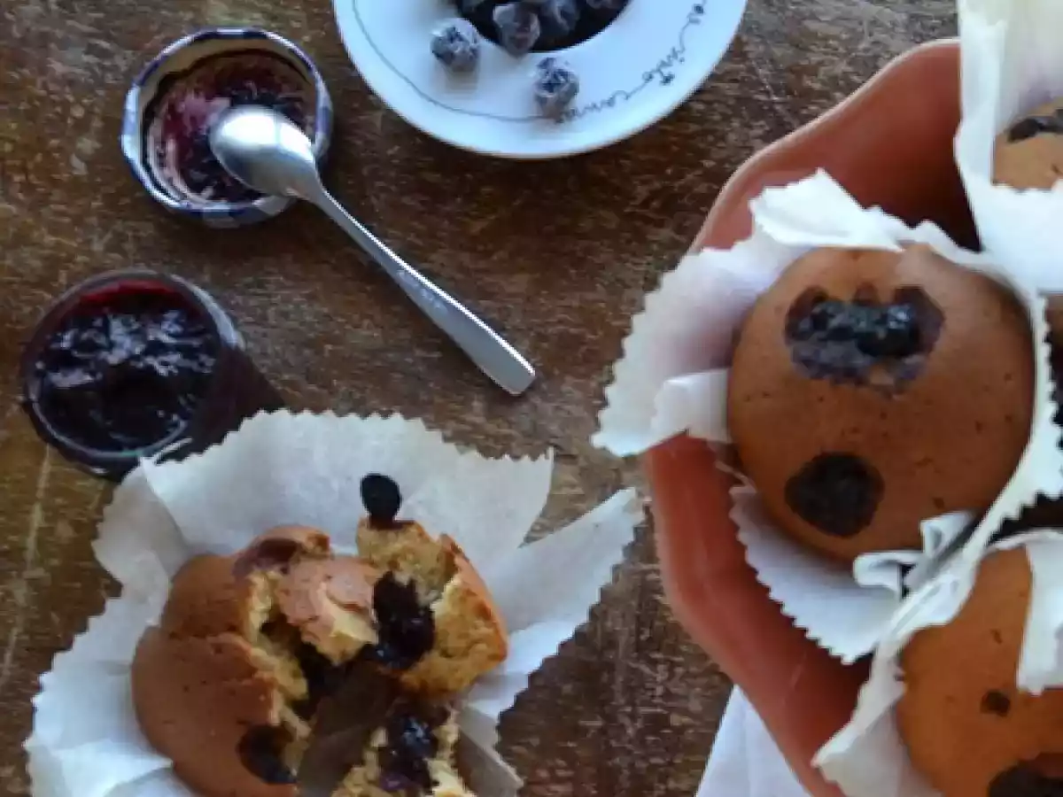 Cupcake de canela com compota de mirtilos e chocolate