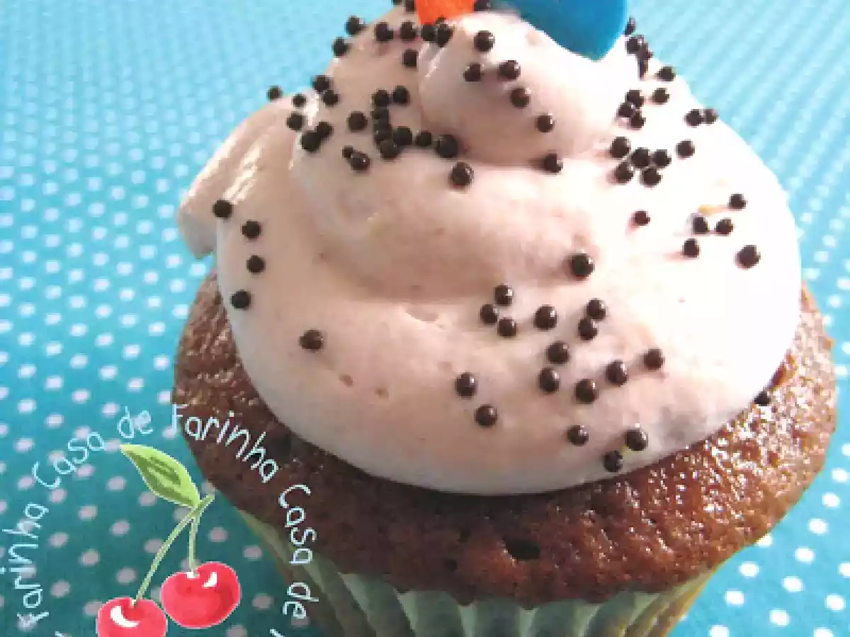 Cupcake de Chocolate com Cobertura de Frutas Vermelhas