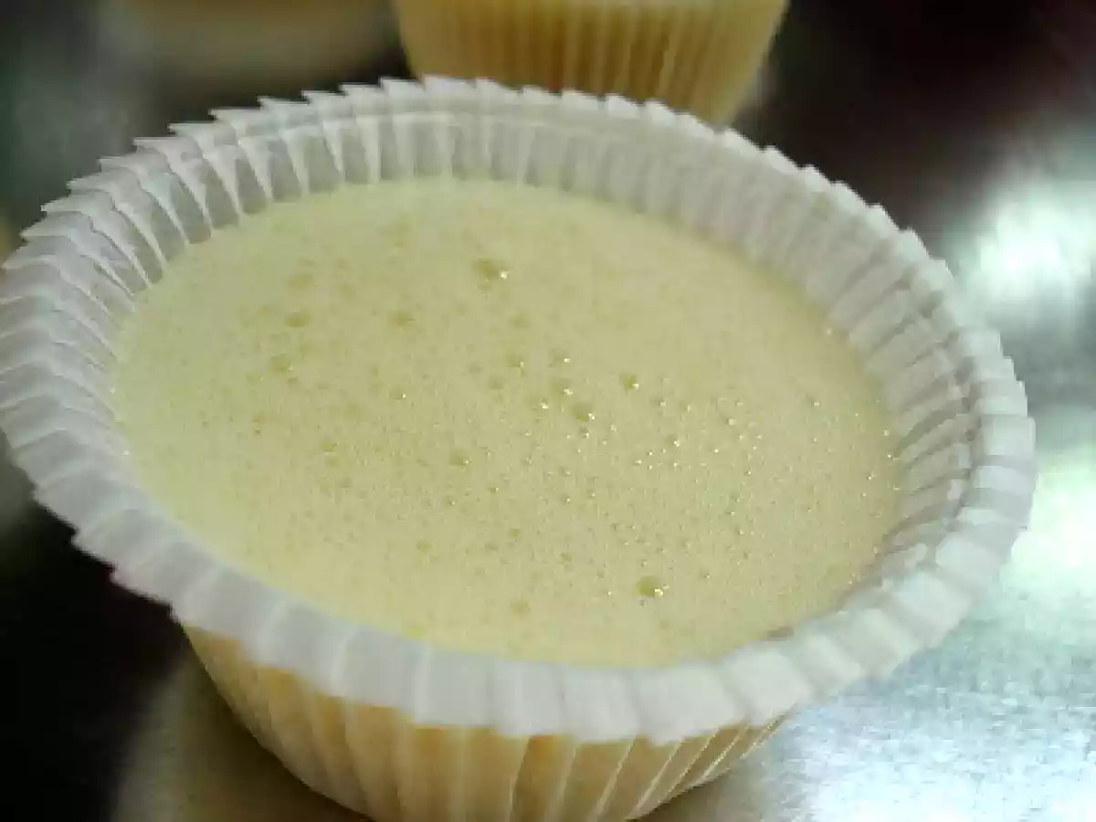 Cupcake de laranja e amêndoas com cobertura de creme de laranja - foto 2