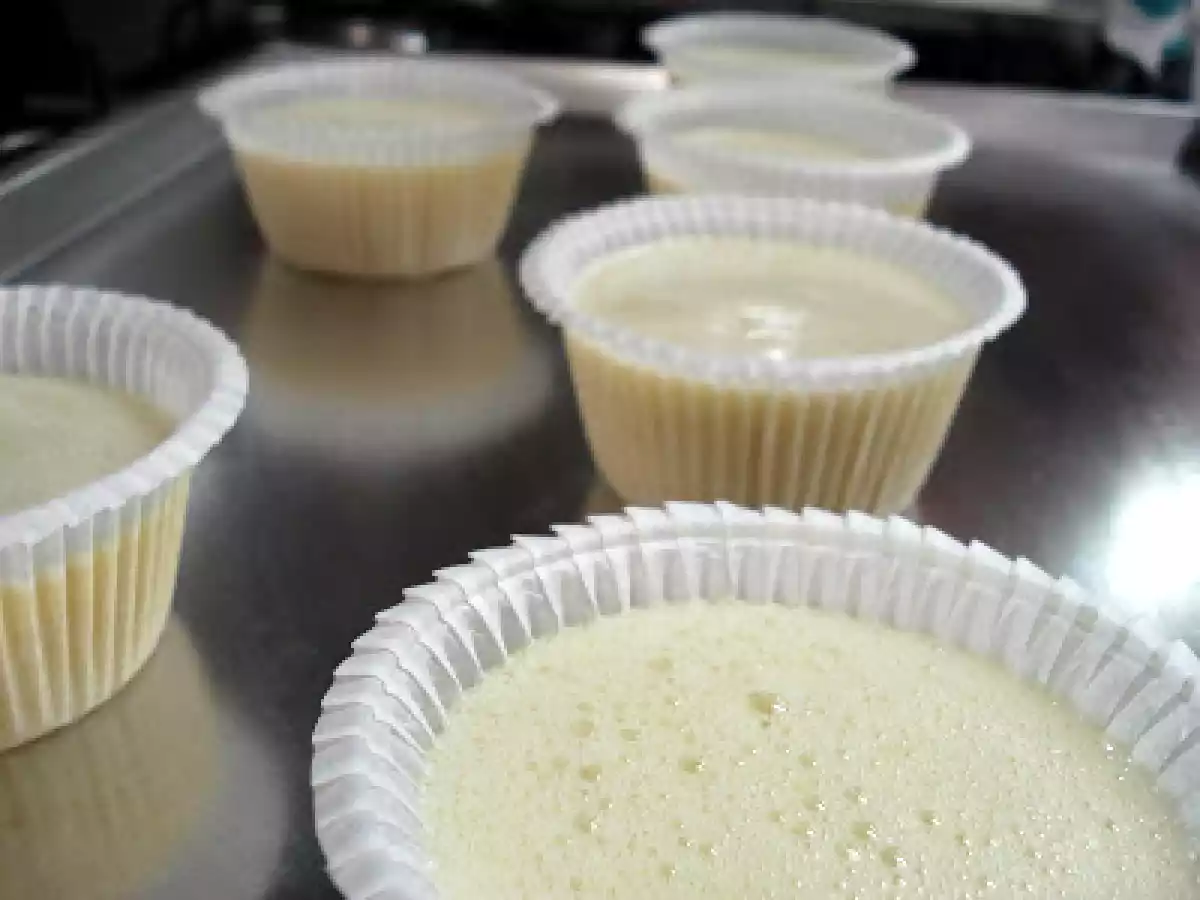 Cupcake de laranja e amêndoas com cobertura de creme de laranja - foto 3