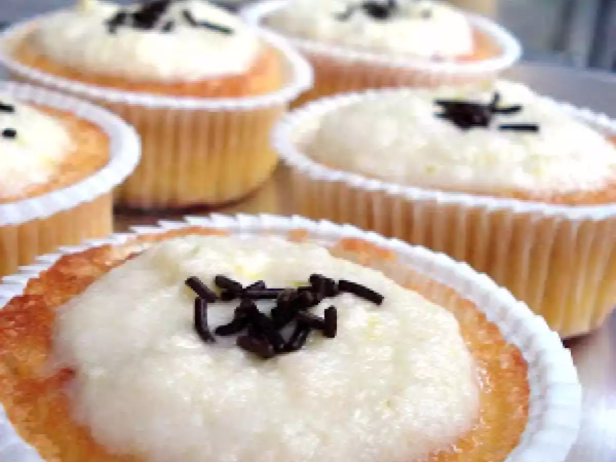Cupcake de laranja e amêndoas com cobertura de creme de laranja - foto 5