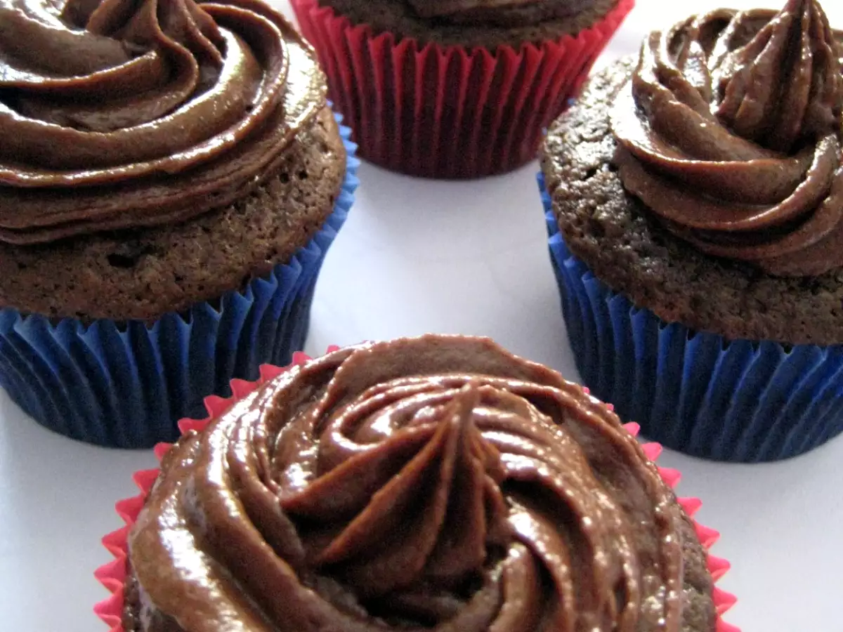 Cupcake ou Bolo de Chocolate com Glacê de Chocolate - foto 2