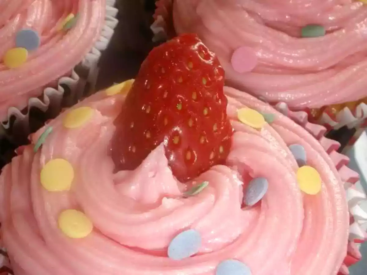 Cupcakes de Baunilha com Frosting de Morango