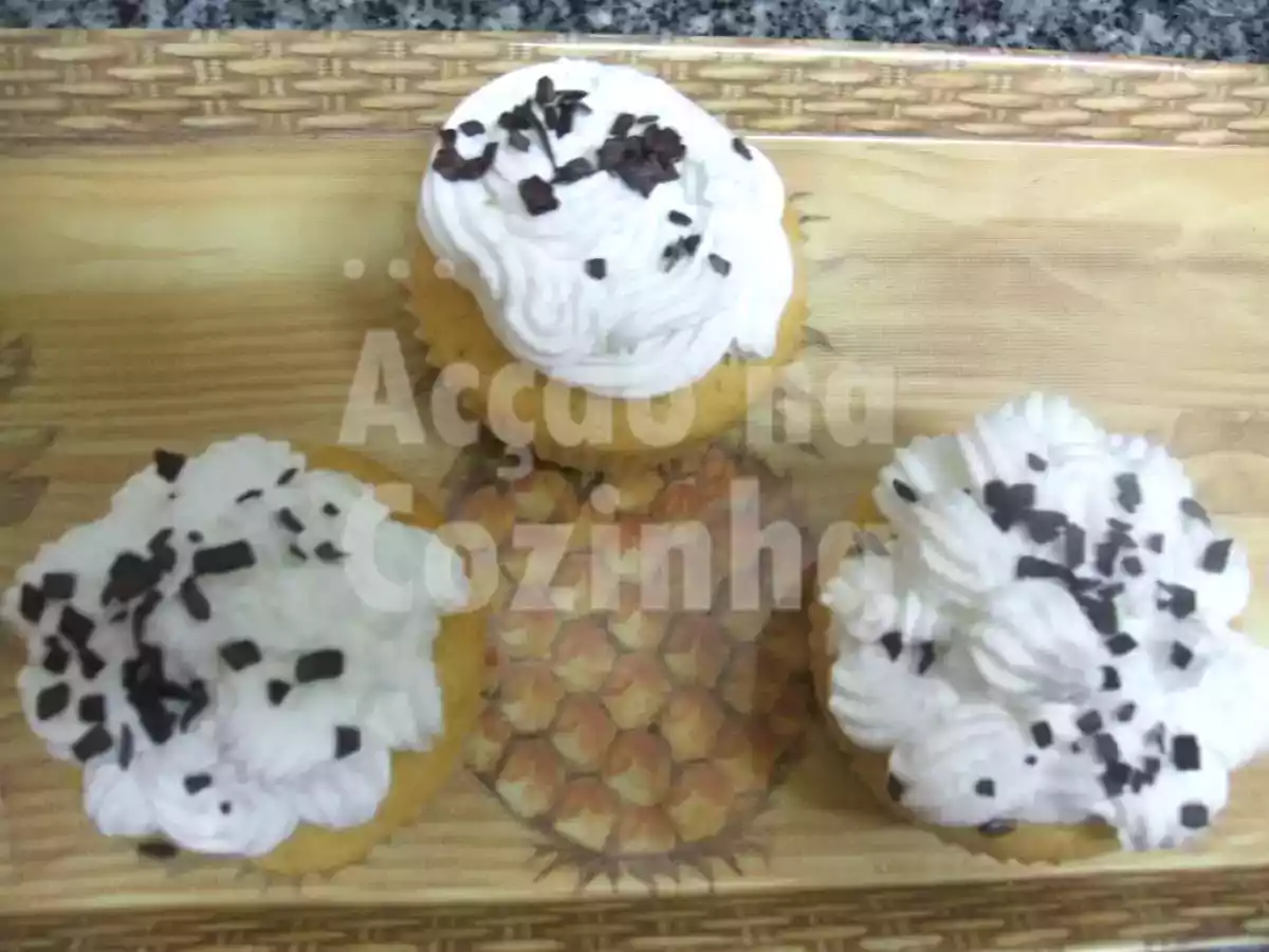 Cupcakes de baunilha com recheio de morango