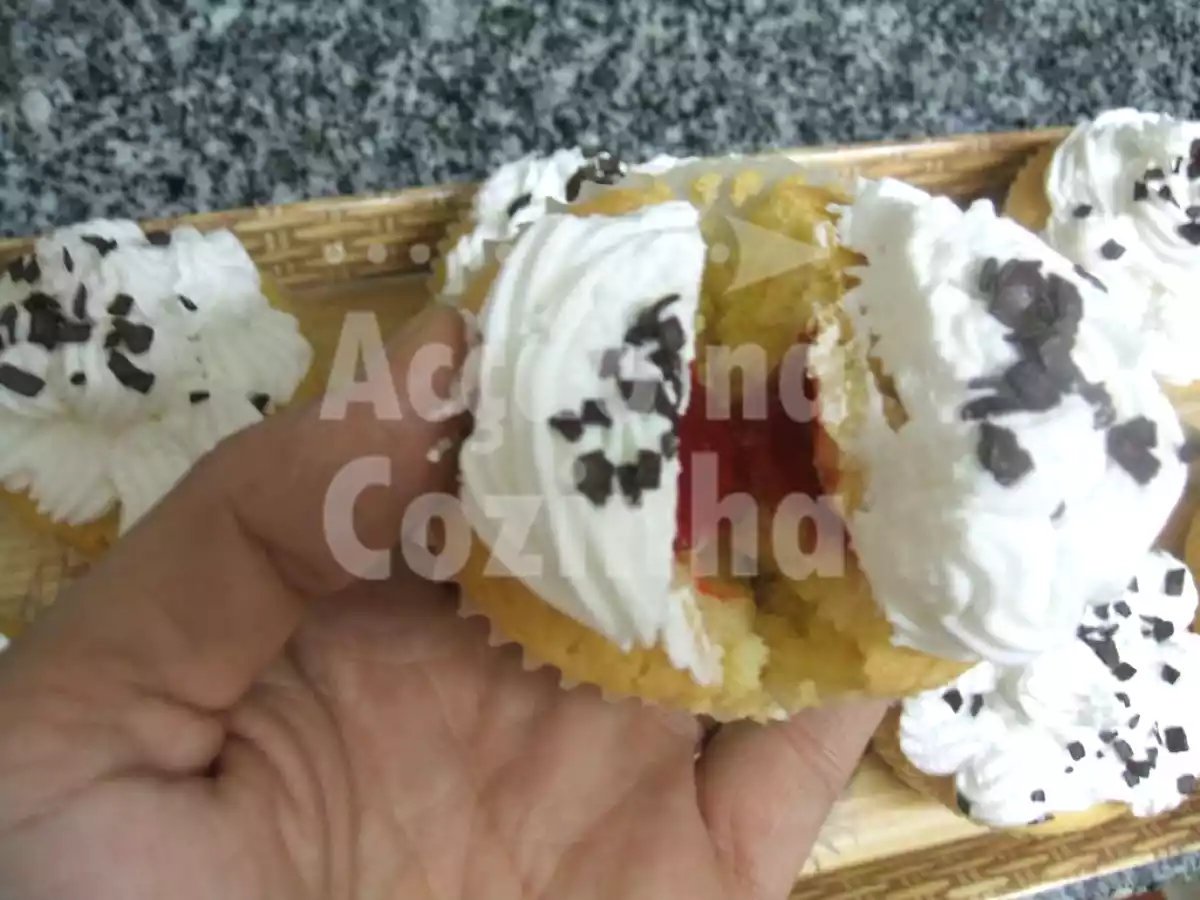 Cupcakes de baunilha com recheio de morango - foto 2